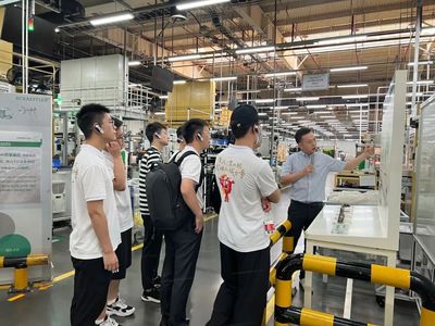 清华大学研学团到访舍弗勒南京工厂参观交流，深化技术合作与人才培养